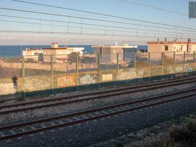 Ed eccolo il mare: lo scorgiamo al di l� dei binari della ferrovia, quelli che dividono il rione dal litorale. Un progetto prevede che sia realizzato un sottopasso che darebbe la possibilit� ai residenti di arrivare su via Alfredo Giovine, il lungomare a sud di Bari